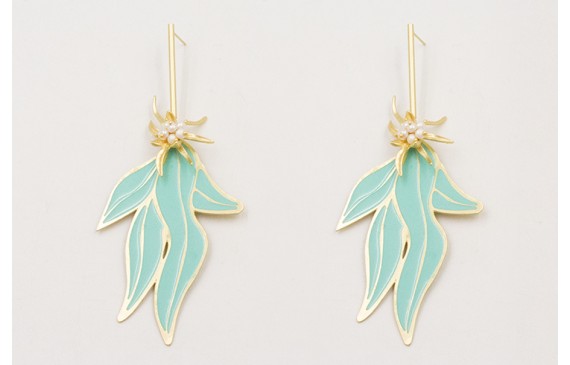 Pendientes perno listón dorado mate con flores esm