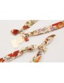 Collar lazo estampado bies flores beige y rojas co