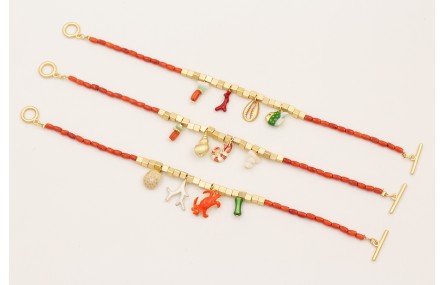 Pulsera con micro tubos de coral, cubos dorados ma