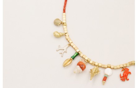 Collar micro tubos coral y cubos dorados mate con 