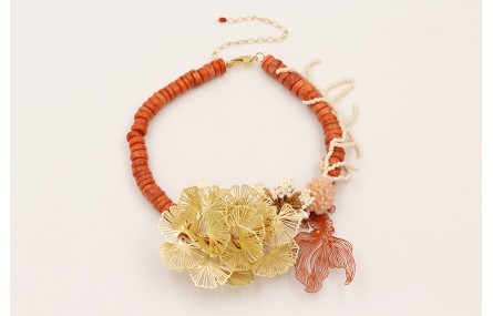 Collar discos coral con calas planas doradas mate,