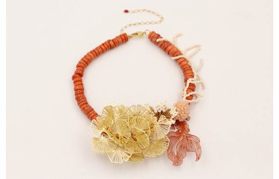 Collar discos coral con calas planas doradas mate,