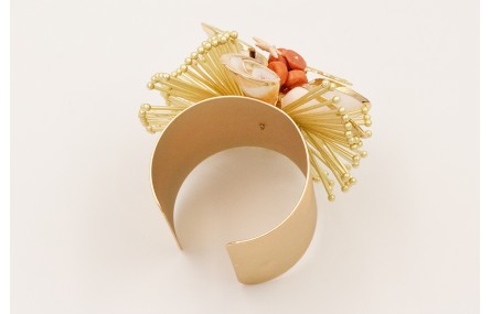 Brazalete caracolas blancas con los bordes dorados
