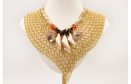 Collar malla pico con colgante scaracolas bordes d