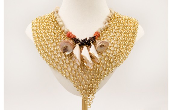 Collar malla pico con colgante scaracolas bordes d