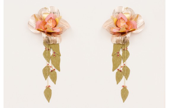 Pendientes gancho sencillo con flor alambre dorada