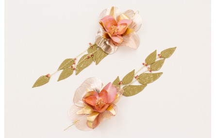 Pendientes gancho sencillo con flor alambre dorada