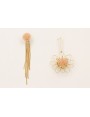 Pendientes asimetricos con flor alambre dorado mat