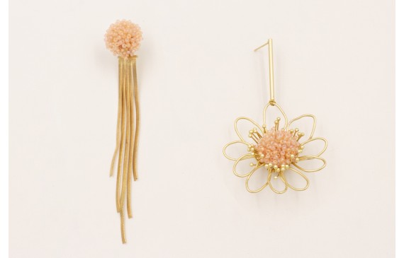 Pendientes asimetricos con flor alambre dorado mat