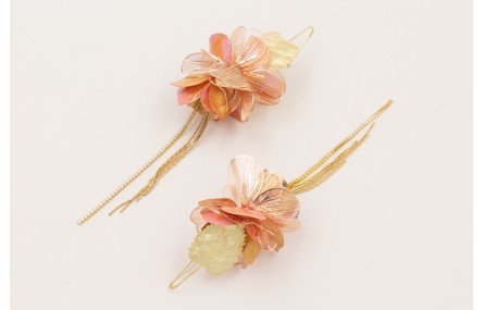 Pendientes perno hoja ovalada dorada mate con flor