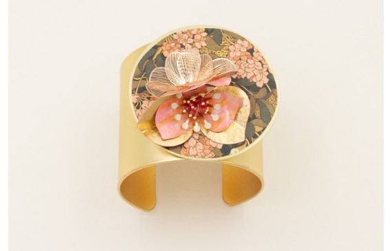 Brazalete con disco estampado flores rosas y ramas