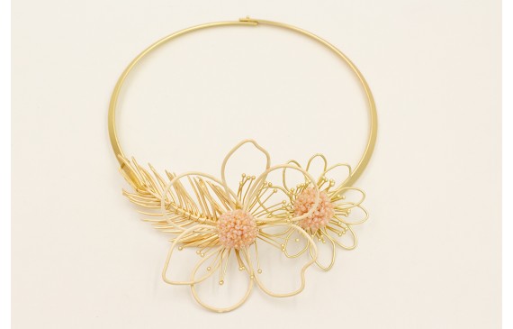 Collar rigido con rama dorada mate, flor de alambr