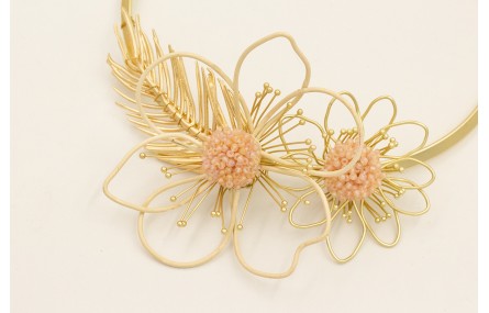 Collar rigido con rama dorada mate, flor de alambr