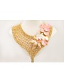  Collar malla en pico dorado mate con flores de le