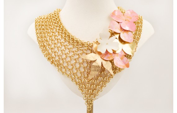  Collar malla en pico dorado mate con flores de le