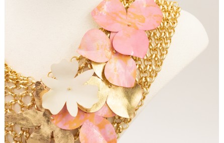  Collar malla en pico dorado mate con flores de le