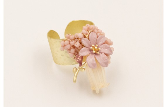 Anillo con ramillete abalorios rosa palo, campanil
