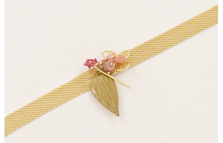 Pulsera cadena tira dorada mate con centro hoja es