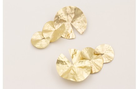 Pendientes nenufar en disminución dorado mate.