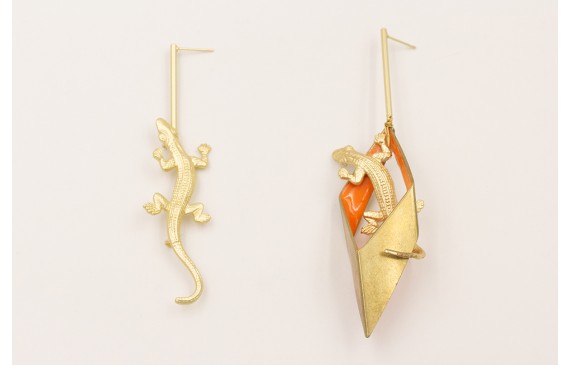 Pendientes perno listón dorado mate con rombo bise