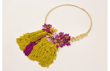 Collar rigido con flecos de abalorio color pistach