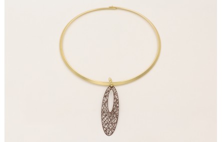 Collar lámina rigida dorada mate con colgante oval