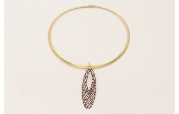 Collar lámina rigida dorada mate con colgante oval