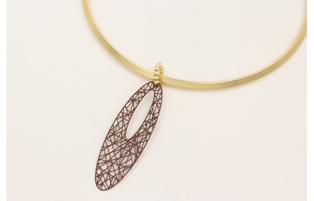 Collar lámina rigida dorada mate con colgante oval