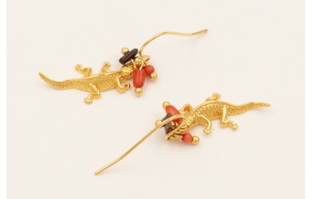 Pendientes gancho con lagarto y chips coral marrón
