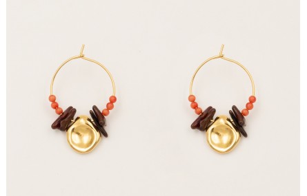 Pendiente aro con chips corales marrones, bolitas 