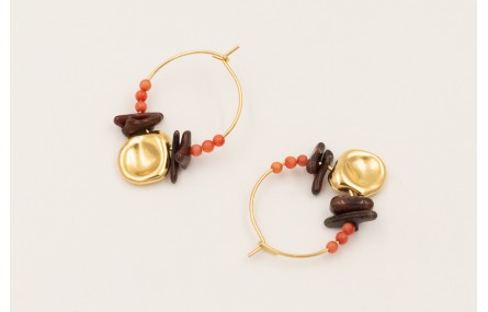 Pendiente aro con chips corales marrones, bolitas 