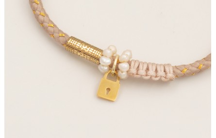 Pulsera cordón hilo dorado color beige con aritos 