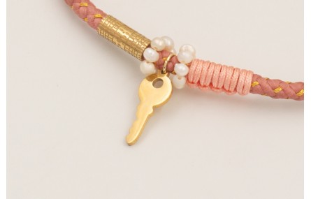 Pulsera cordón hilo dorado color rosa palo con ari