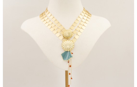 Collar cadena de cuadrados dorados mate con colgan