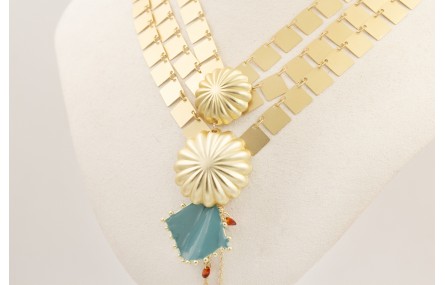 Collar cadena de cuadrados dorados mate con colgan