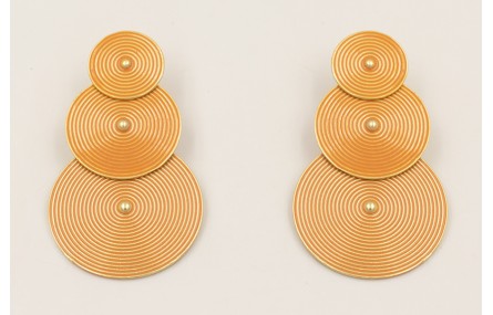 Pendientes discos rayados esmaltados ocres.
