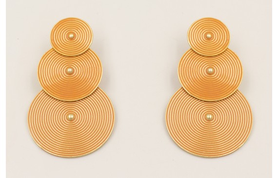 Pendientes discos rayados esmaltados ocres.