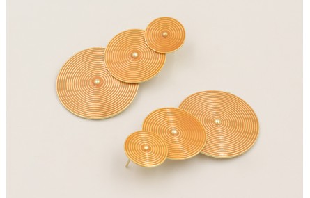 Pendientes discos rayados esmaltados ocres.