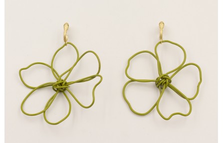 Pendientes perno serpiente ojos verdes y colgante 