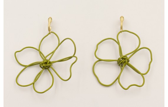 Pendientes perno serpiente ojos verdes y colgante 