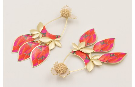 Pendientes perno nenufar y treból esmaltados beige