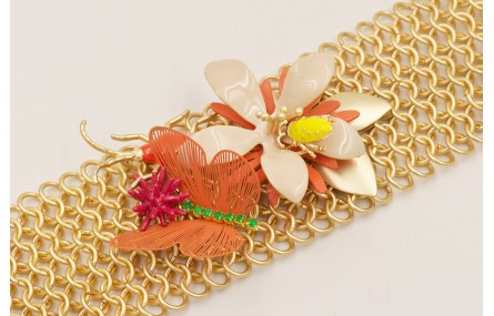 Pulsera malla con flor beige, mariposa naranja,est
