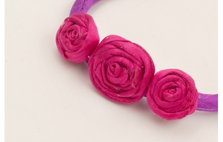 Pulsera seda natural rellena morada con 3  flores 
