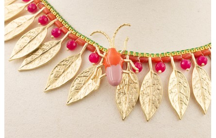 Collar hojas doradas mate, cadena strass verde, tu