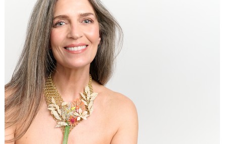 Collar malla en pico dorado mate con ramas miyuki 