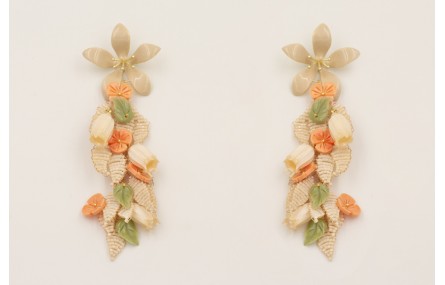 Pendientes perno flor esmaltada beige con rama hoj