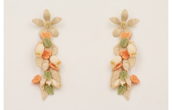 Pendientes perno flor esmaltada beige con rama hoj