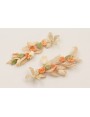Pendientes perno flor esmaltada beige con rama hoj