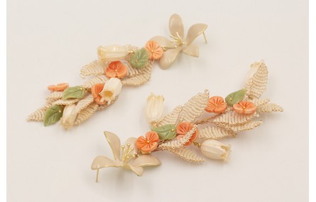 Pendientes perno flor esmaltada beige con rama hoj