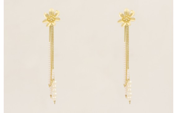 Pendientes perno flor dorada mate con fleco cadena